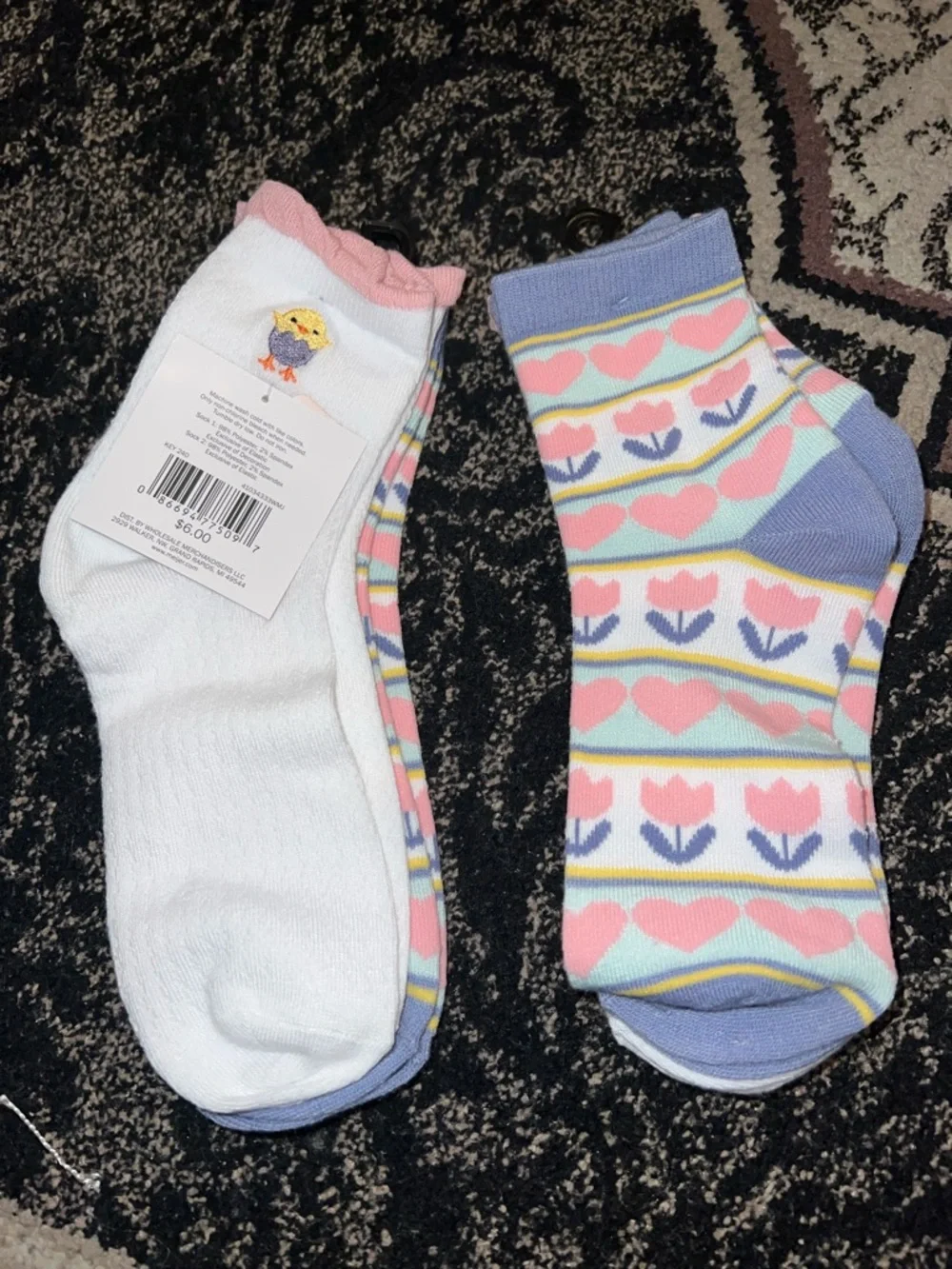 NWT 4 pairs floral chick women’s socks (Sz4-10)